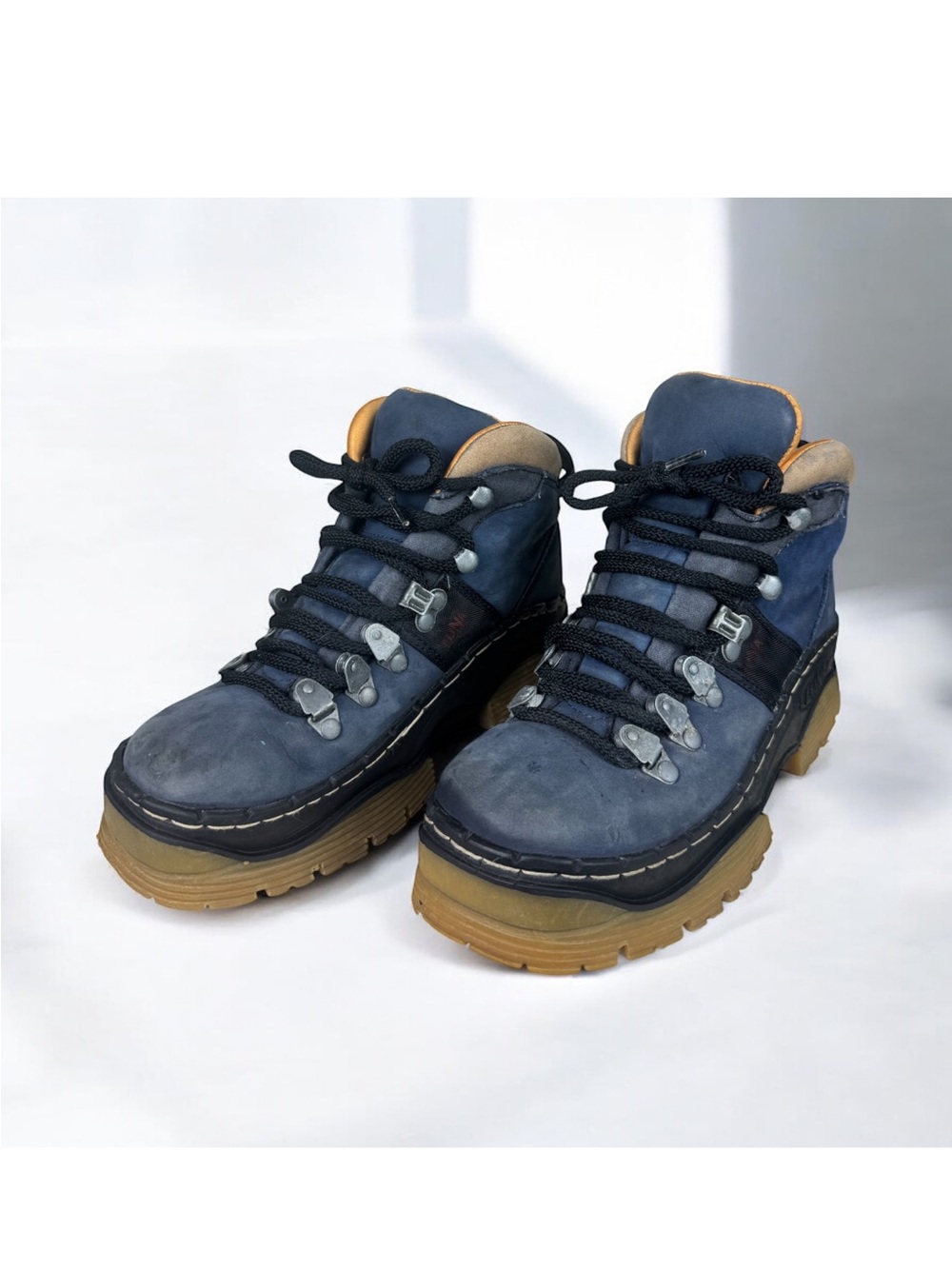 Women’s size 6 Y2K VTG blue hiking boots with grunge vibe Rare